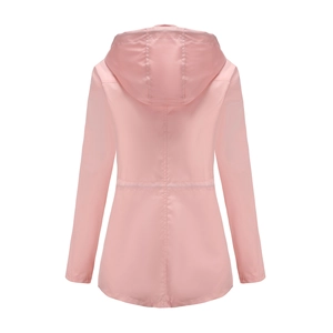 Rückansicht der rosa Kapuzenwindjacke aus wasserfestem Stoff mit Taillennaht-Detail