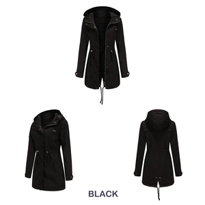 Detalle de parka negra con capucha, cordón ajustable en cintura y bajo de cola de pez