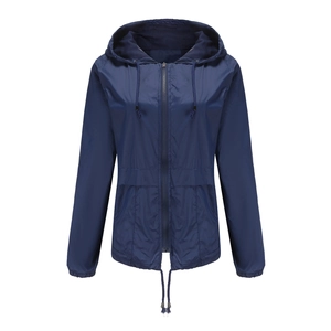 Détail du coupe-vent bleu marine avec capuche à cordon et doublure en maille filet