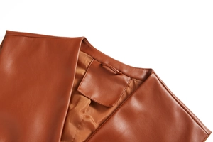 Vue détaillée du col en similicuir marron caramel avec doublure intérieure satinée