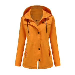 Detail der leuchtend orangefarbenen Outdoor-Regenjacke mit Reißverschluss und Knöpfen