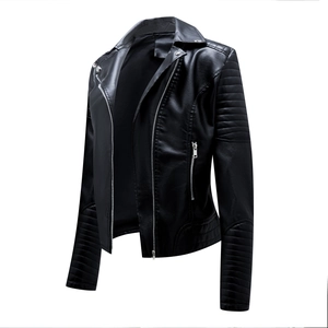 Detail einer schwarzen Bikerjacke aus Kunstleder mit Revers und silbernem Reißverschluss