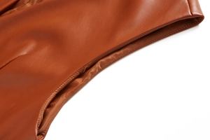 Détail du gilet en cuir PU marron caramel montrant la texture fine et les coutures nettes
