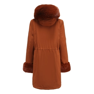 Vista posteriore del parka lungo caramello con cappuccio in ecopelliccia e coulisse in vita