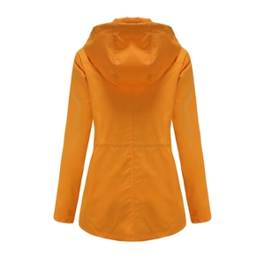 Rückansicht eines orangefarbenen Kapuzenwindbreakers mit tailliertem Schnitt und leichtem Stoff