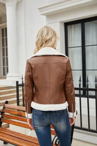 Détail du dos de la veste en similicuir marron avec col et bordures en fausse fourrure blanche