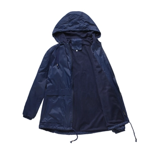 Détail de la veste coupe-vent bleu marine avec doublure en maille et étiquette de taille