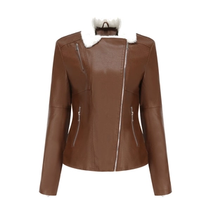 Détail de la veste en cuir marron avec col en fourrure blanche et fermetures éclair