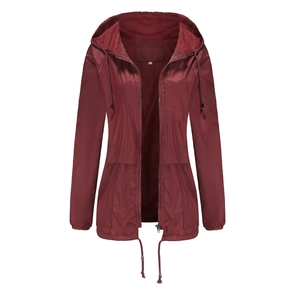 Détail d'un coupe-vent bordeaux avec doublure en maille et étiquette de taille S