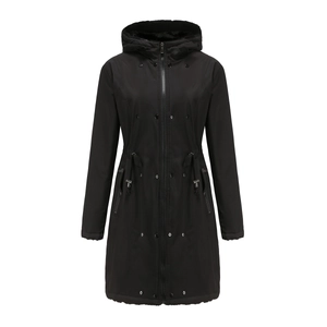 Dettaglio del parka invernale nero con coulisse regolabile in vita e cerniere metalliche