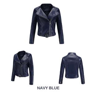 Detail der dunkelblauen Bikerjacke aus PU-Leder mit Reißverschluss und Gürtel