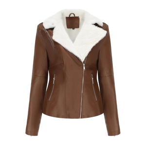 Détail d'une veste de motard en similicuir marron avec col en fausse fourrure et étiquette S