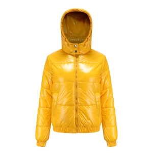 Detalle de la chaqueta acolchada amarilla brillante con capucha y tela 20D resistente al agua