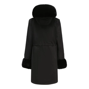 Vista posteriore di un parka nero con grande collo in ecopelliccia e polsini in pelliccia
