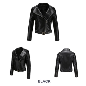 Vorder- und Rückansicht einer schwarzen Bikerjacke aus Kunstleder mit Gürtel und Reißverschluss