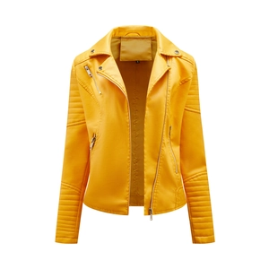 Detailansicht der gelben Kunstlederjacke mit Steppnähten und Metallreißverschlüssen