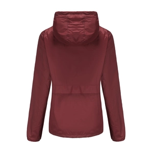 Vue détaillée de la veste à capuche bordeaux avec taille élastique et tissu coupe-vent