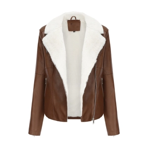 Détail d'une veste en similicuir marron avec doublure sherpa blanche et zip métallique