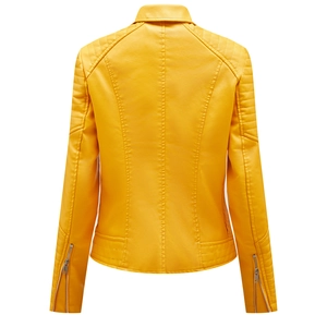 Rückansicht der gelben Bikerjacke mit gesteppten Schultern und schmaler Passform