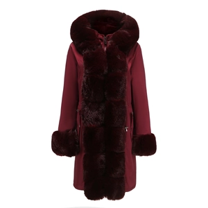 Dettaglio del cappotto invernale bordeaux con bordo in ecopelliccia su cappuccio