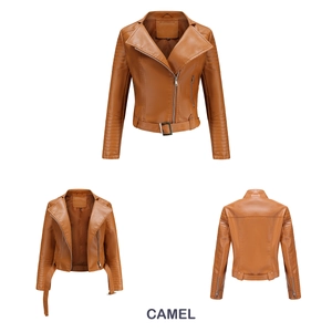 Drei Ansichten der camel Bikerjacke mit gesteppten Schultern und Gürtel-Detail