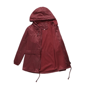 Détail de la veste coupe-vent bordeaux avec doublure en mesh respirant et capuche