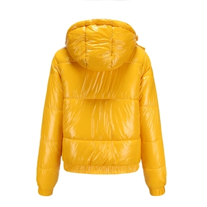 Detalle de la chaqueta acolchada amarillo brillante con capucha y enfoque en la espalda