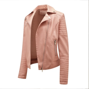 Detail einer rosa Kunstleder-Bikerjacke mit asymmetrischem Reißverschluss und Steppung