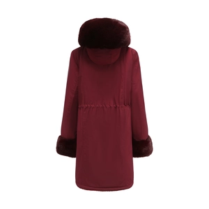 Vista posteriore del parka bordeaux con bordo in ecopelliccia rimovibile e coulisse in vita