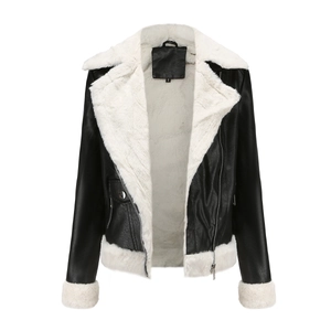 Détail d'une veste en similicuir noir avec doublure et col en molleton blanc épais
