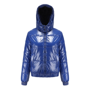 Detalle de chaqueta acolchada con capucha en tejido brillante impermeable y cremallera