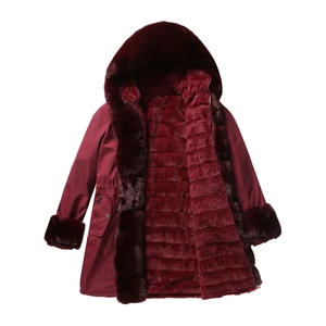 Dettaglio del parka invernale bordeaux con fodera in peluche e coulisse antivento in vita