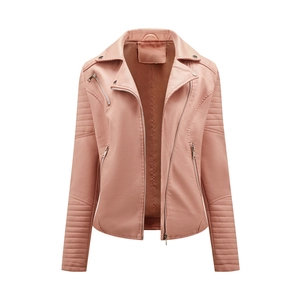 Detailaufnahme der rosa Kunstlederjacke mit gesteppten Details an den Ärmeln für Damen