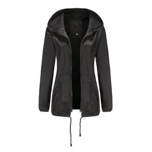 Détail de la veste noire légère 20D à capuche avec fermeture éclair et étiquette S