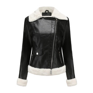 Détail de la texture similicuir et doublure en fausse fourrure blanche sur veste biker