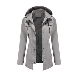 Damen-Windjacke in Grau mit Kapuze, wasserdichtem Reißverschluss und praktischen Druckknöpfen