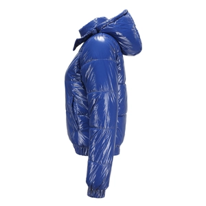 Vista lateral de chaqueta acolchada azul brillante con capucha y acabado reluciente