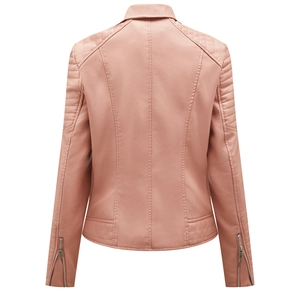 Rückansicht einer rosa Bikerjacke mit gesteppten Schulterdetails und Reißverschlüssen