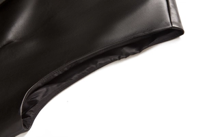 Détail de la texture en cuir PU noir avec coutures précises et doublure lisse interne