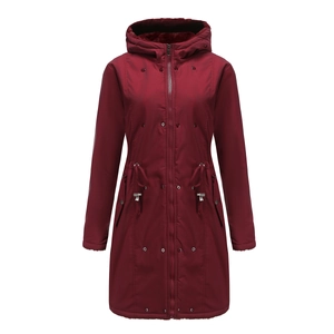 Dettaglio del parka bordeaux con coulisse regolabile in vita e fodera in ecopelliccia