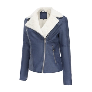 Détail de l'étiquette intérieure et du col en fausse fourrure blanche d'une veste bleue