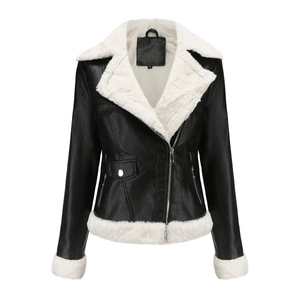 Détail de la veste d'hiver en similicuir avec doublure en polaire et col à revers