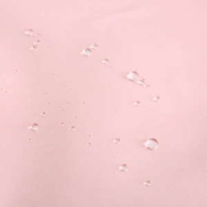 Details des wasserabweisenden hellrosa Kapuzen-Trenchcoats mit funktionellem Lotos-Effekt