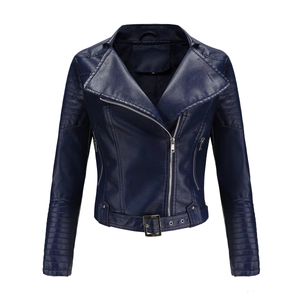 Detailansicht der dunkelblauen Kunstlederjacke mit gesteppten Ärmeln und Metallschnallengürtel