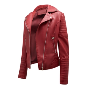 Detail einer roten Bikerjacke aus Kunstleder mit silbernen Reißverschlüssen und Steppmuster