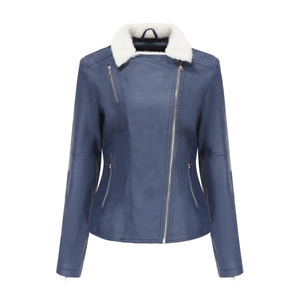 Détail de la veste en similicuir bleu avec col en peluche blanc et zip diagonal