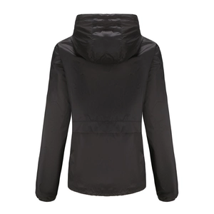 Vue arrière de la veste légère noire à capuche avec poignets élastiques et taille ajustée