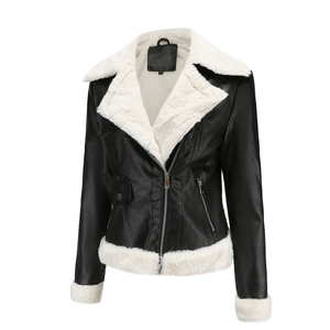 Détail de la taille S et doublure en fausse fourrure douce dans une veste en cuir noir