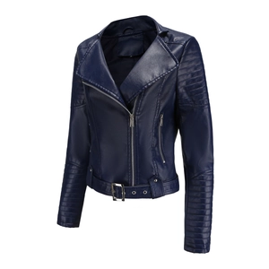 Detail der dunkelblauen Bikerjacke aus Kunstleder mit asymmetrischem Reißverschluss und Gürtel