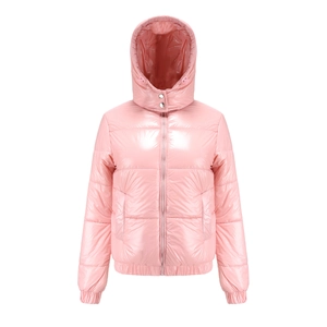 Detalle de chaqueta acolchada rosa brillante con capucha, botón de presión y cremallera